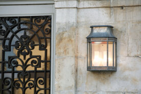 Louis Philippe 02 | Wandleuchte aus Rohzink – klassische Außenbeleuchtung von Roger Pradier